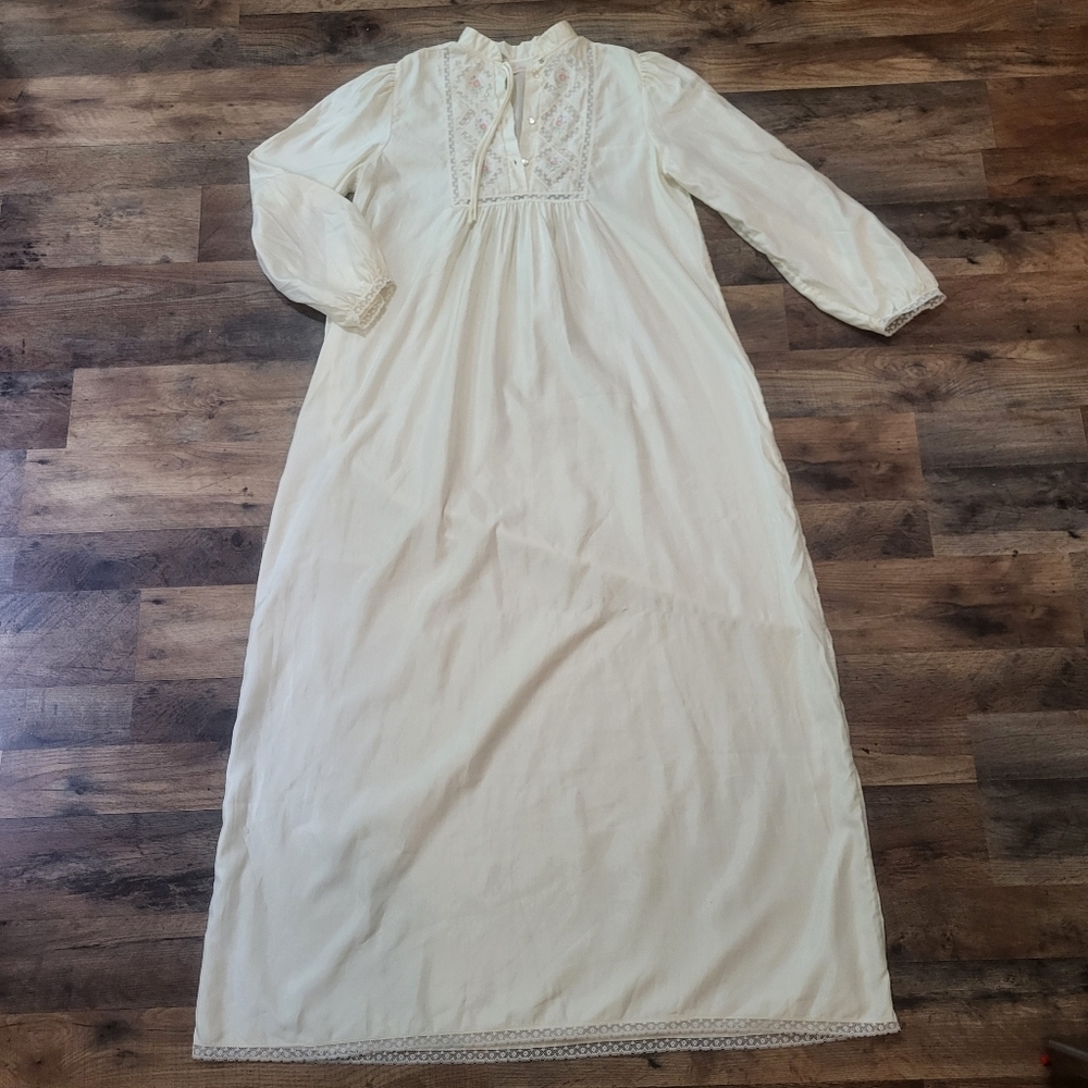 Vintage 1970's Barbizon Rose Embroidered Ivory Lace Trim Satin Nightgown Size MD